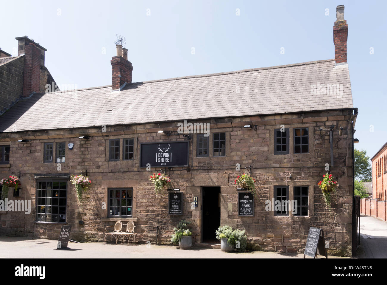 Die Güteklasse II Devonshire Pub in der Brücke St., Belper, Derbyshire, England, UK aufgeführt Stockfoto