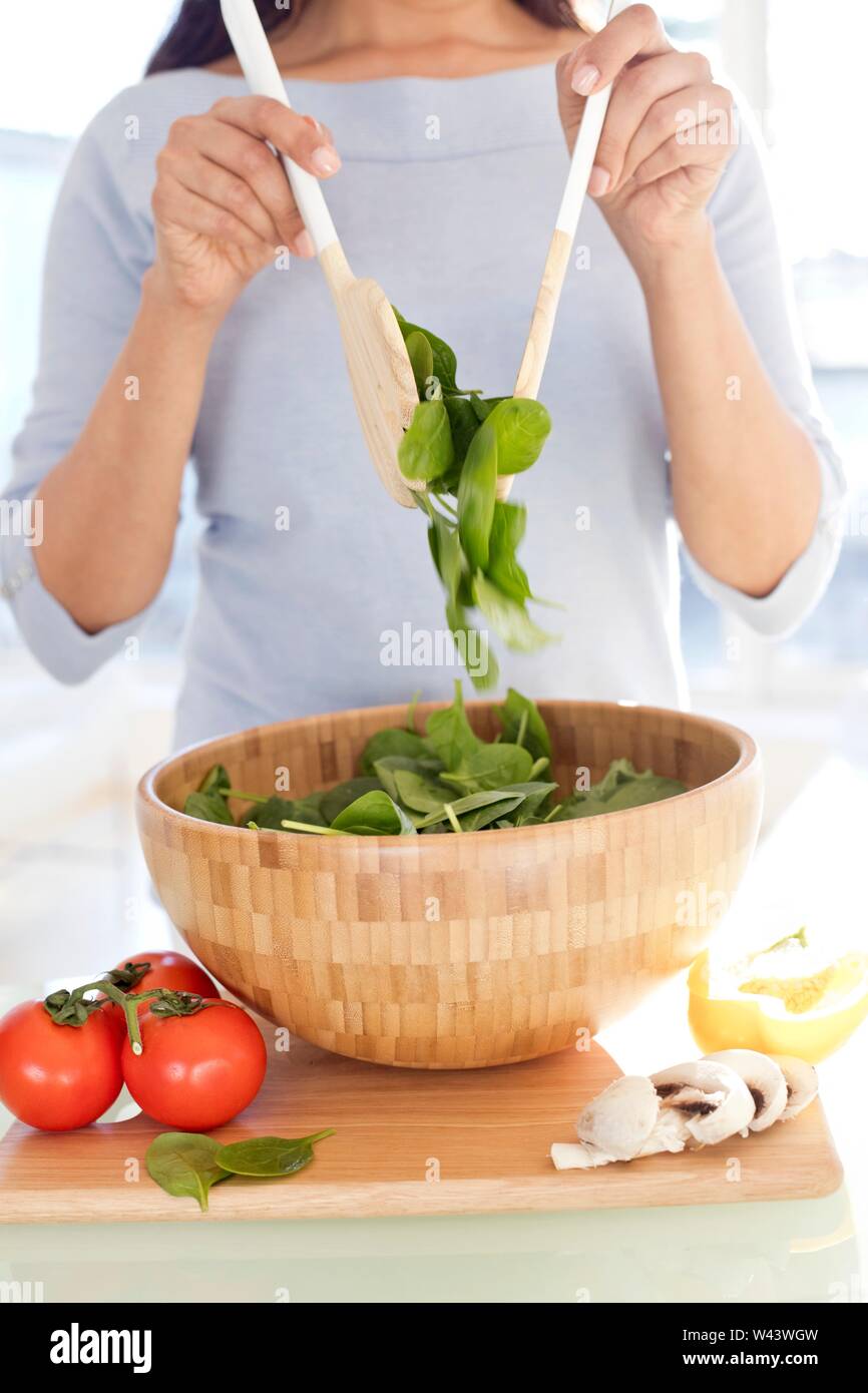 Frau, frischer Salat. Stockfoto