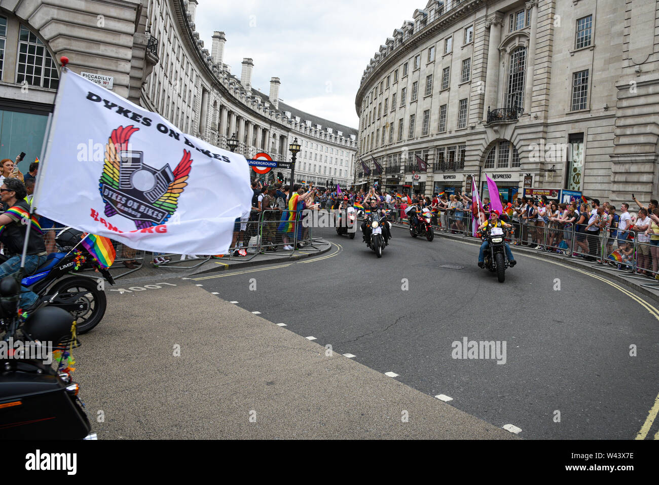 London, Großbritannien, 6. Juli 2019: Stolz Menschen und Anhänger auf Sport Motorräder, an der berühmten Pride Parade Parade am 6. Juli in London Stockfoto