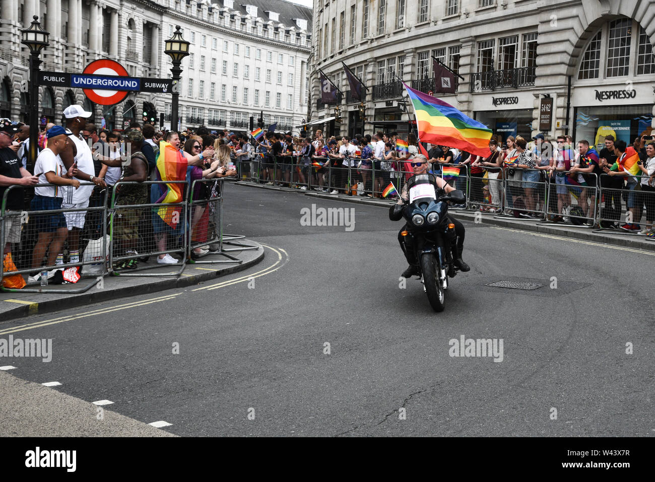 London, Großbritannien, 6. Juli 2019: Stolz Menschen und Anhänger auf Sport Motorräder, an der berühmten Pride Parade Parade am 6. Juli in London Stockfoto