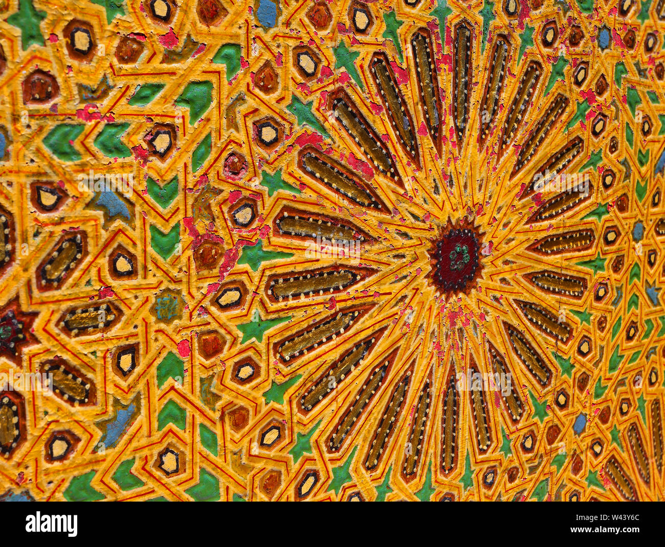 Marokko, Fes. Ursprünglichen mittelalterlichen arabischen Stil Holz- Panel mit islamischen symmetrische Muster. Stockfoto