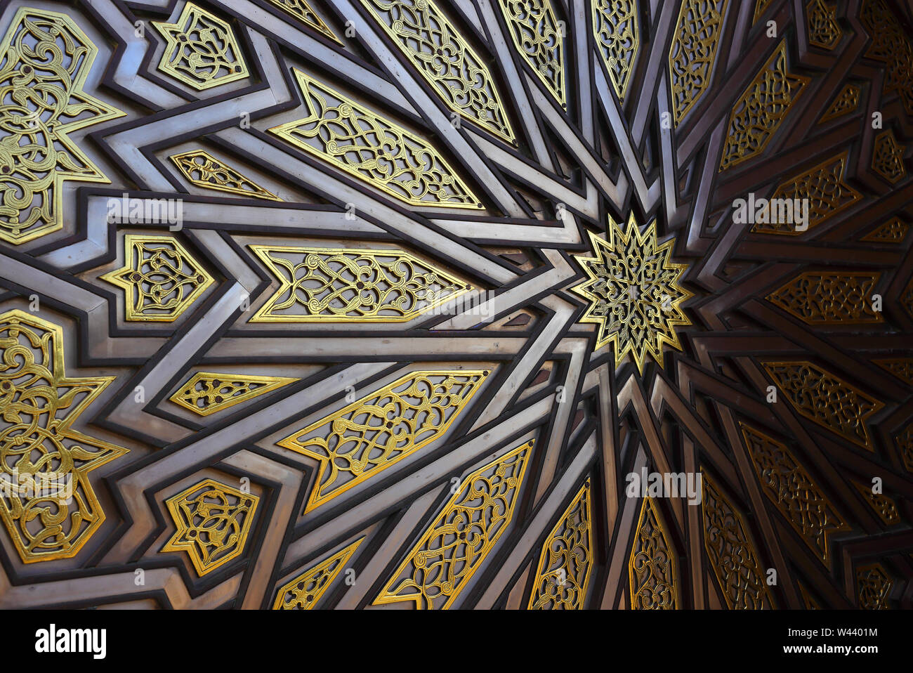 Marokko, Casablanca. Original alte Arabeske Stil Messing und Stahl verkleidete Tür Detail mit islamischen symmetrische Muster. Stockfoto