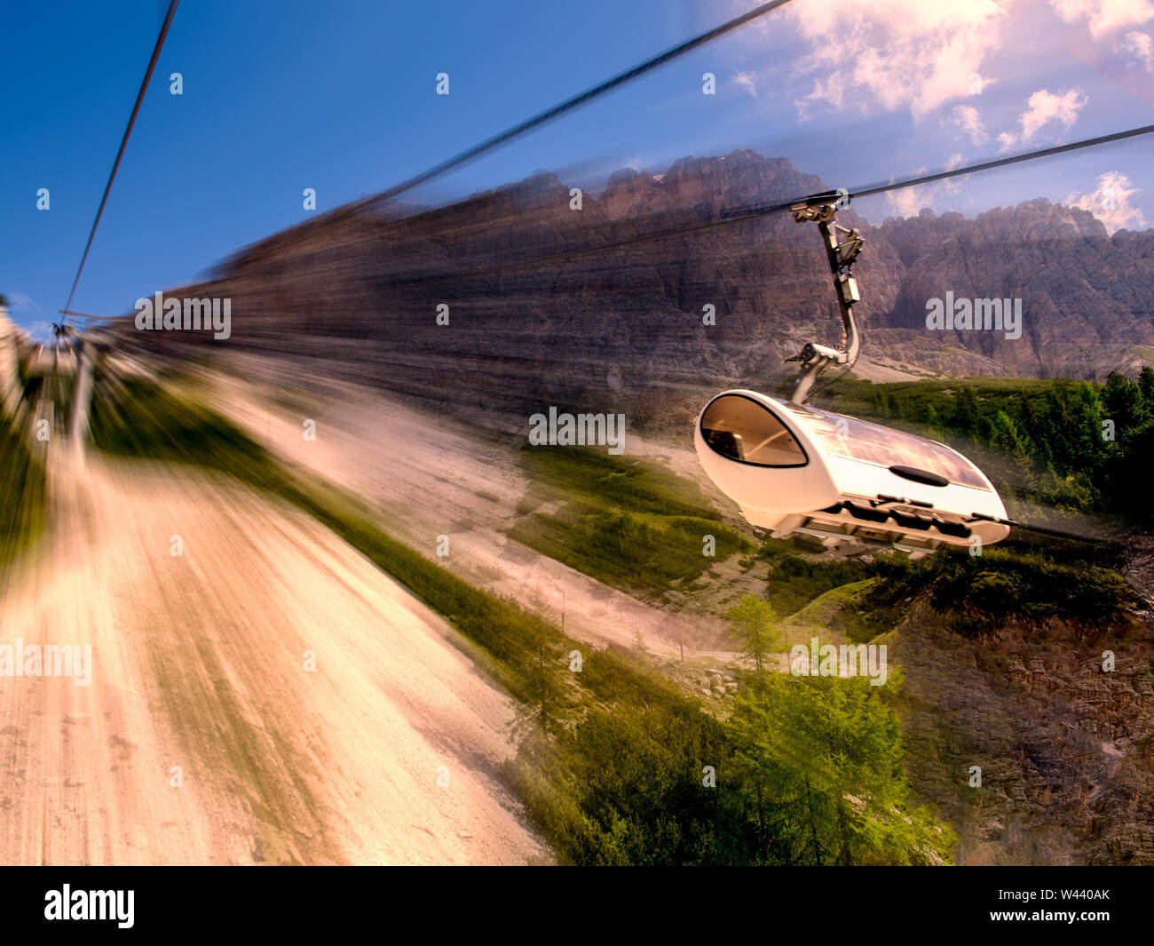 Detailansicht eines weißen Kabel Kabine kommen von oben. Monte Cristallo, Dolomiten, Italien. Stockfoto