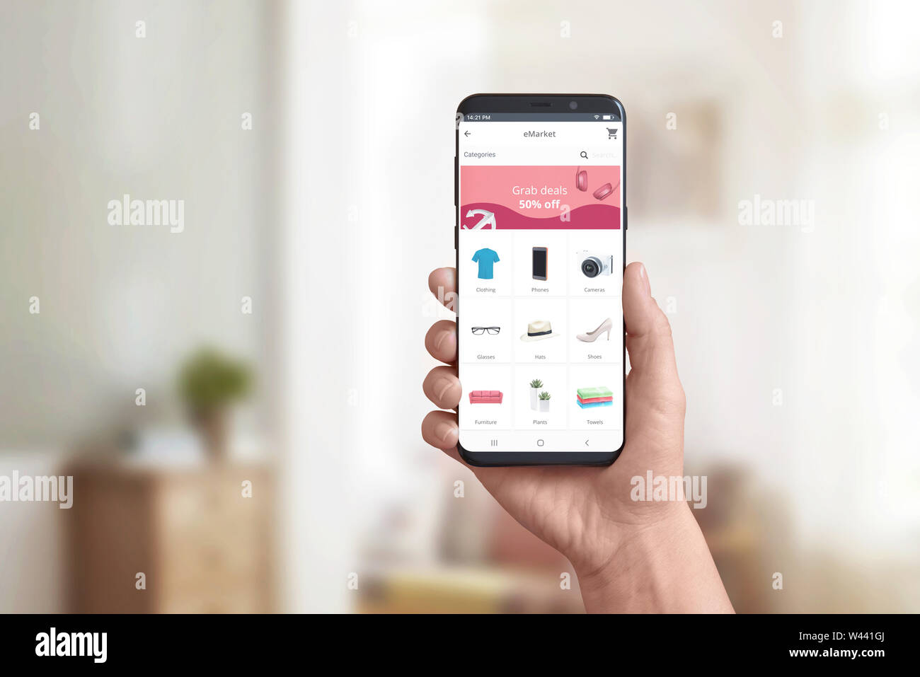 Hand, Online Store App auf ein modernes Smartphone. Konzept der Online Shopping und Schnäppchen Schnappen, Rabatt Marketing. Produkt Kategorien und Shopping Stockfoto