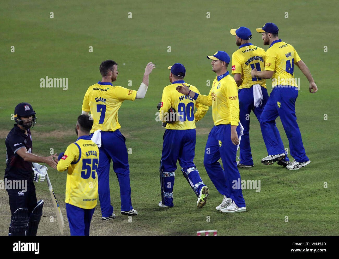 Durham Spieler feiern das Match gewinnen, während die Vitalität Blast T20 Match im Emirates Riverside, Durham. Stockfoto