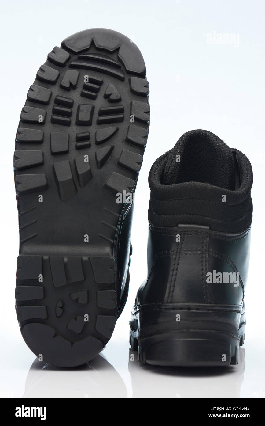 Schwarz militärischen Schuhe verschiedene Winkel auf weißem Hintergrund Stockfoto