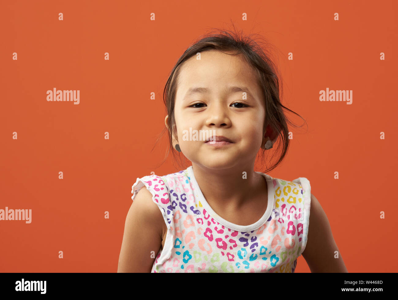 Asiatische Kind ernsthaft auf einem farbigen Hintergrund. Stockfoto