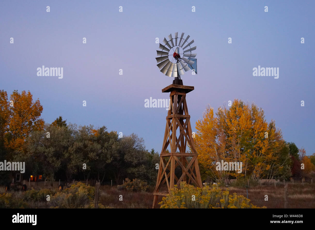 Eine Windmühle steht gegen das Verblassen angesichts einer Herbst Dämmerung. Stockfoto