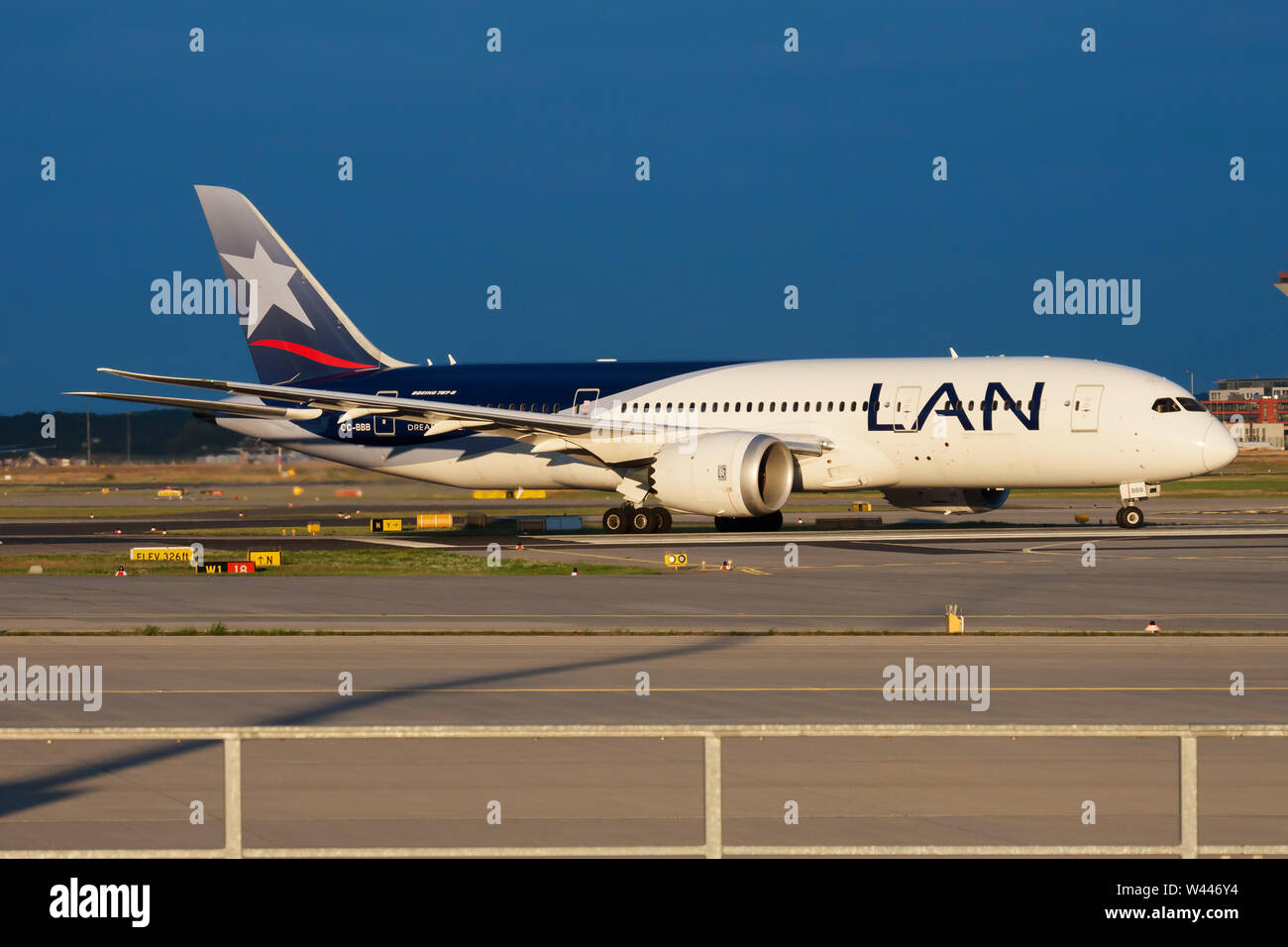 FRANKFURT/Deutschland - am 17. AUGUST 2014: LAN Chile Airlines Boeing 787-8 Dreamliner CC-BBB Passagierflugzeug Abflug am Flughafen Frankfurt Stockfoto