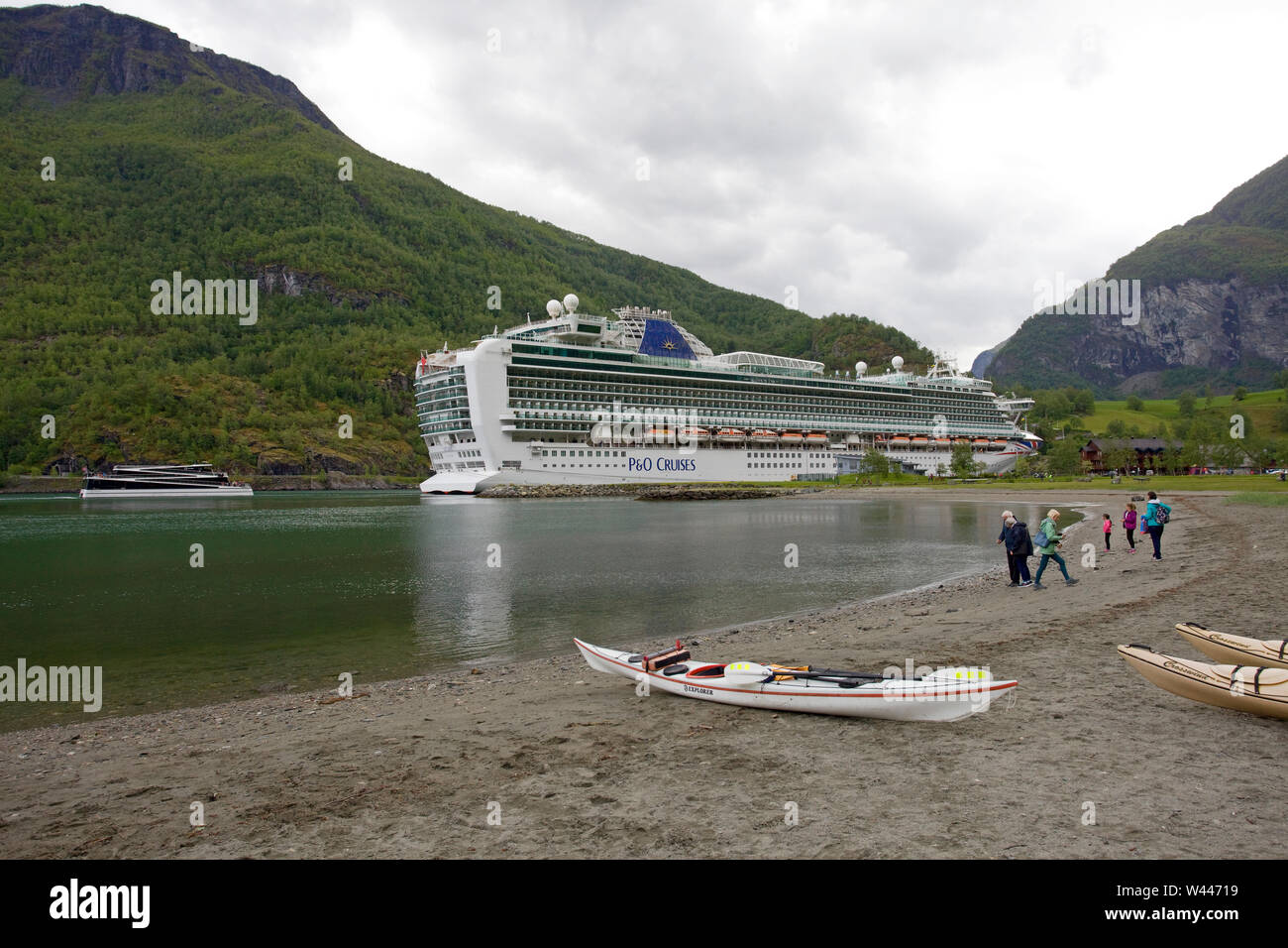 P&O Cruiseship Azura angedockt in Flam, Norwegen Stockfoto