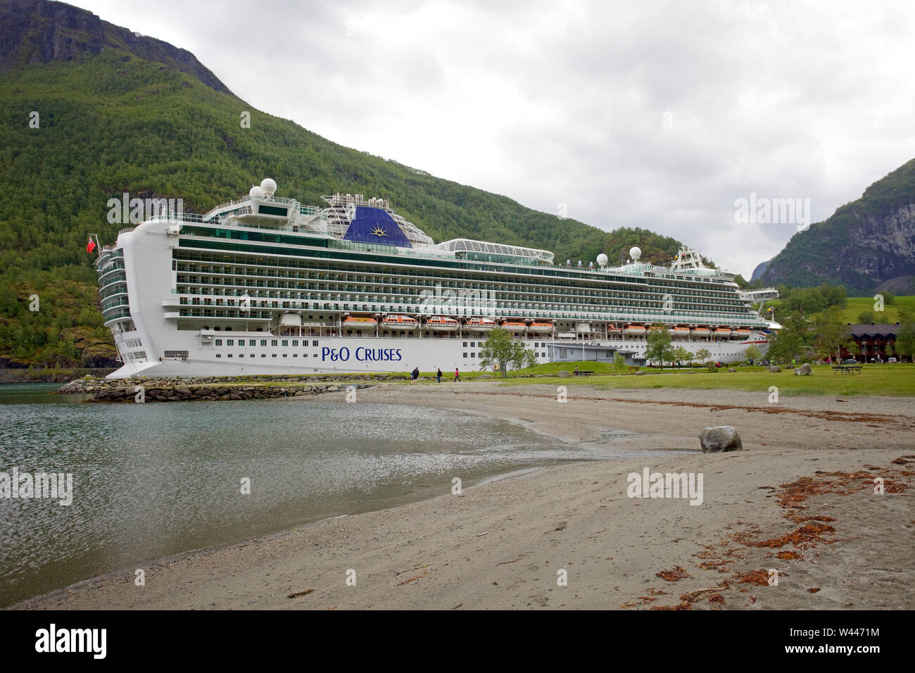 P&O Kreuzfahrtschiff Azura angedockt im Hafen von Flam, Norwegen Stockfoto