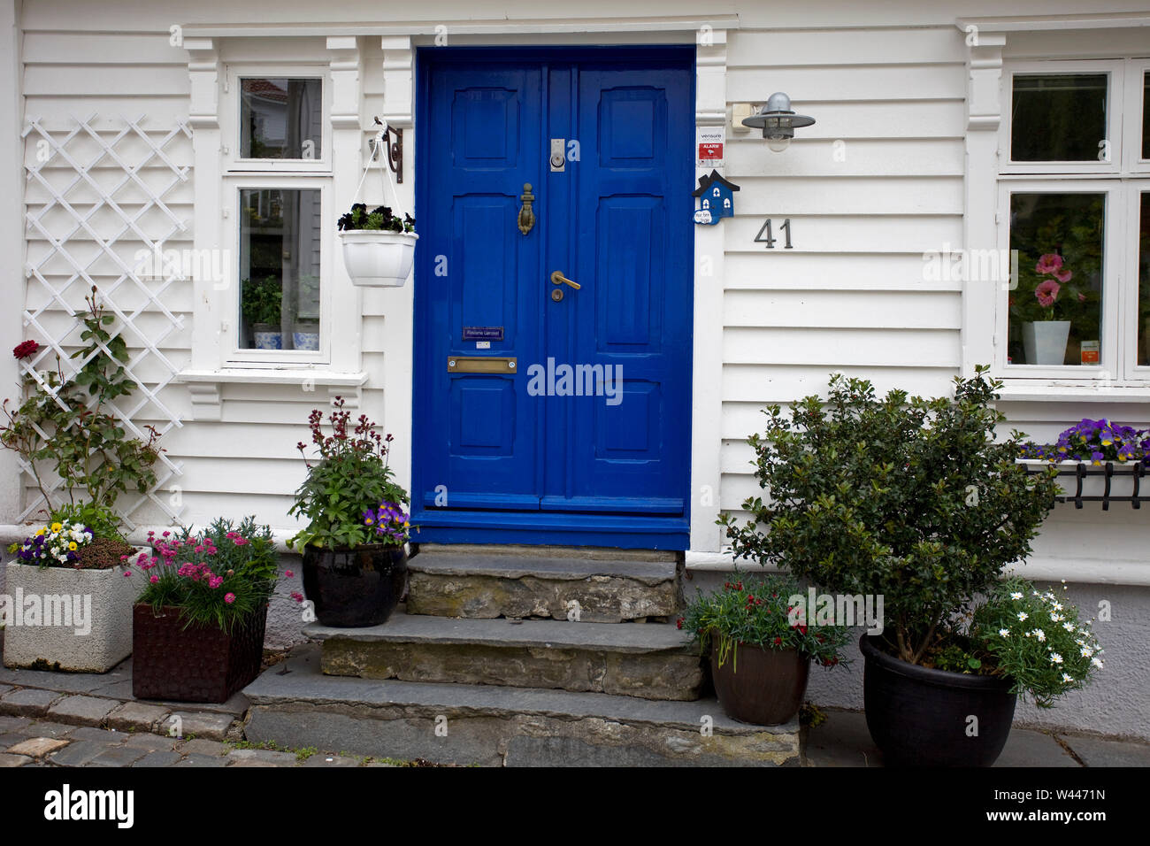 Alte Holzhaus mit blau lackiert Tür in Gamie Stavanger, Stavanger, Norwegen Stockfoto