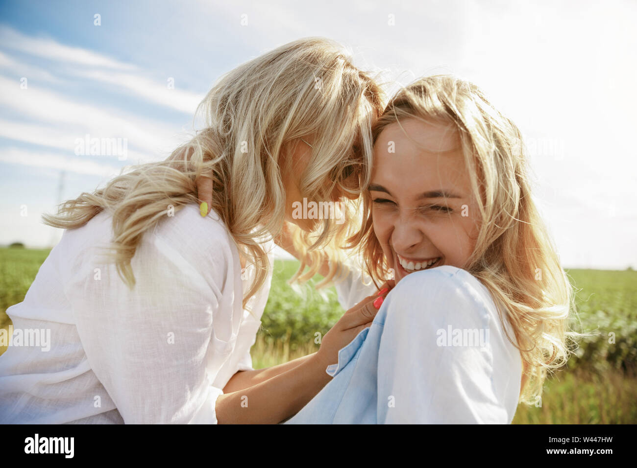 Zwei brünette Girls werden im Urlaub zu Lesben