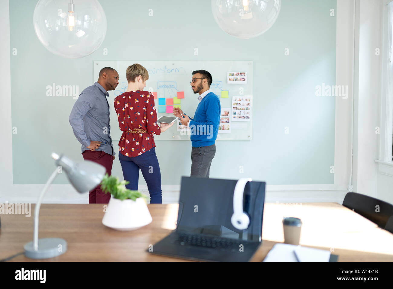 Multi-ethnischen Gruppe hipster trendigen Geschäft Leute während eines Brainstormings für Ihr kleines Unternehmen Stockfoto