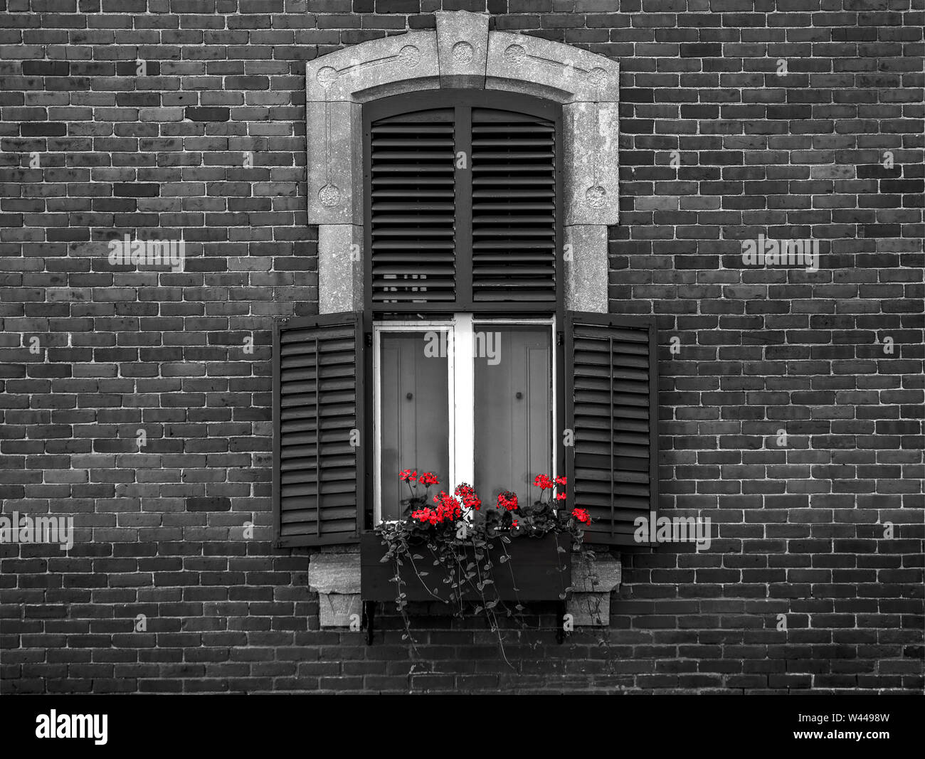 Fenster und bunten Blumen Stockfoto