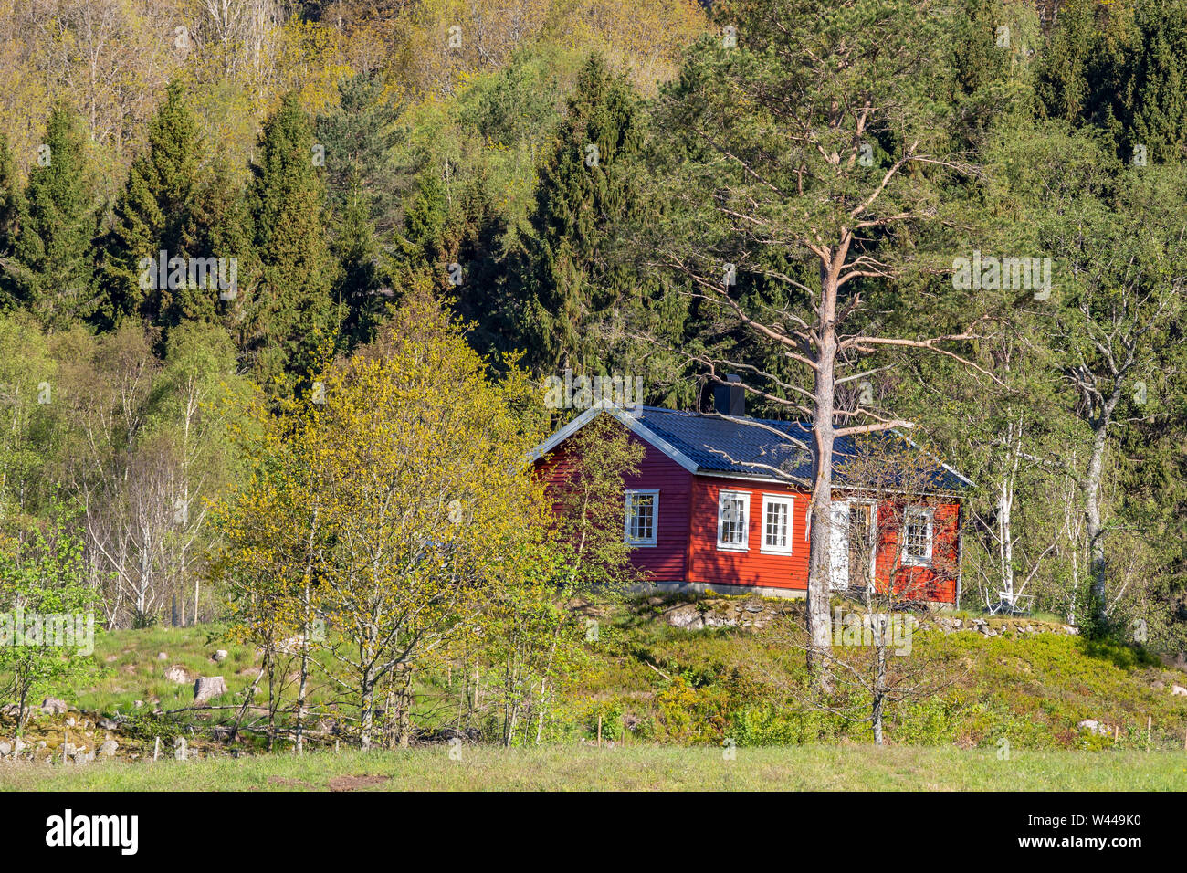 Typisch roten und weißen Holzmöbeln norwegische Haus, in der Nähe von Kap Lindesnes am Lenefjord, Norwegen Stockfoto