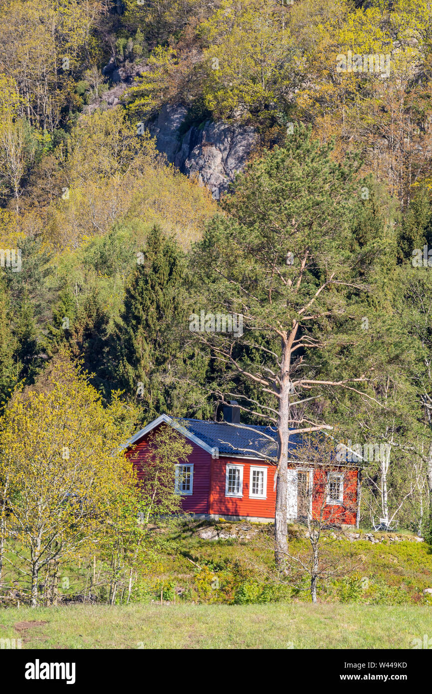 Typisch roten und weißen Holzmöbeln norwegische Haus, in der Nähe von Kap Lindesnes am Lenefjord, Norwegen Stockfoto