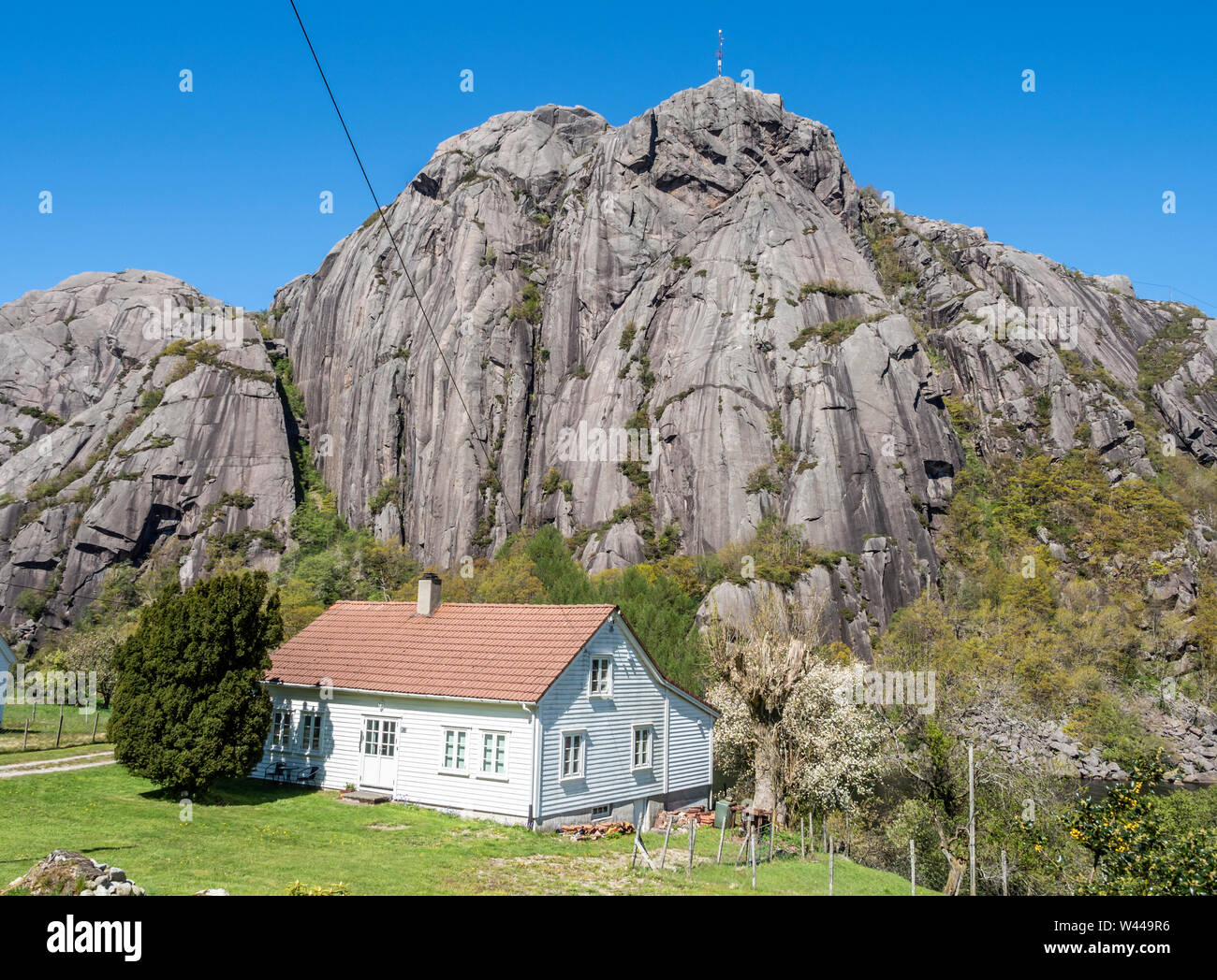 Dorf Stornes, Granit Gebirge südlich von Ana Sira, Küstenstraße 44 von Kristiansand nach Egersund, Süd Norwegen Stockfoto