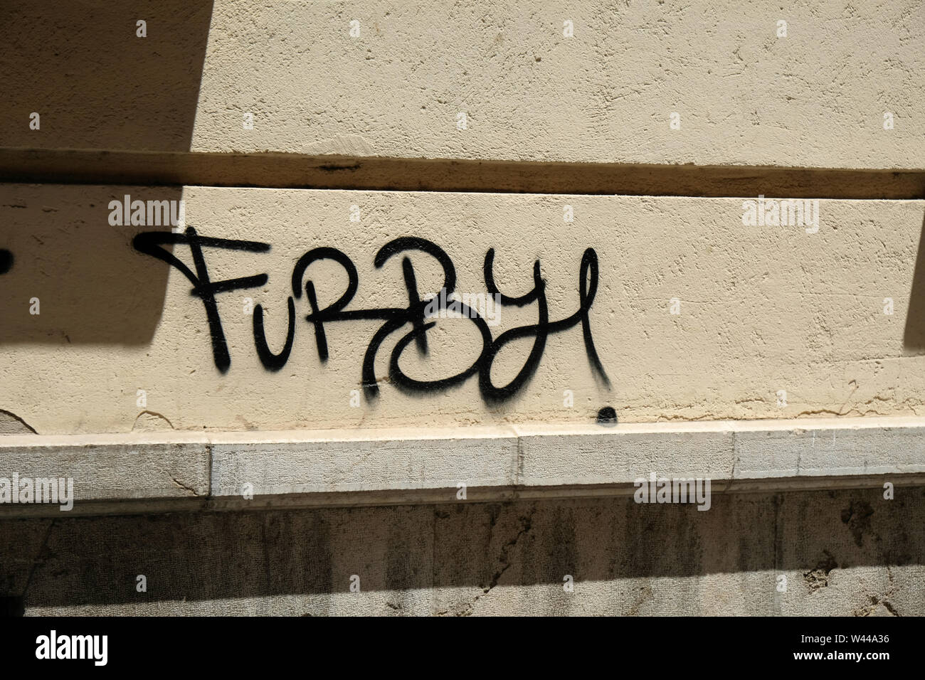 Furby! Spritzlackiert an einer Wand in Granada, Spanien. Stockfoto