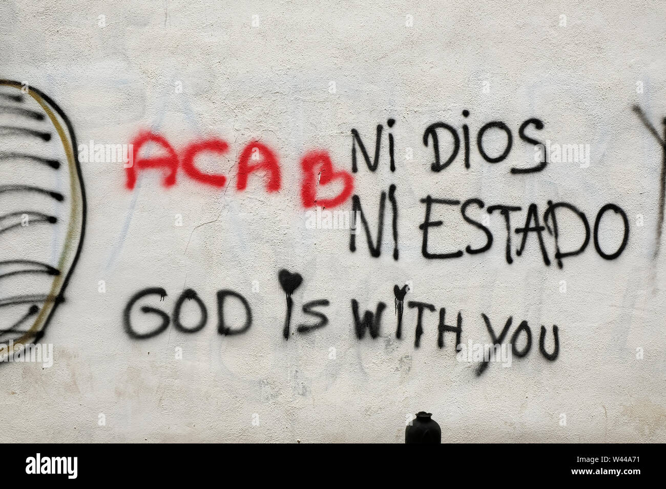 Ni Dios, Ni Estado (kein Gott, noch Zustand); politische Graffiti in Spanien; ironische Aussage Gott ist mit Ihnen mit sofortiger Leugnung Gottes und Staat. Stockfoto