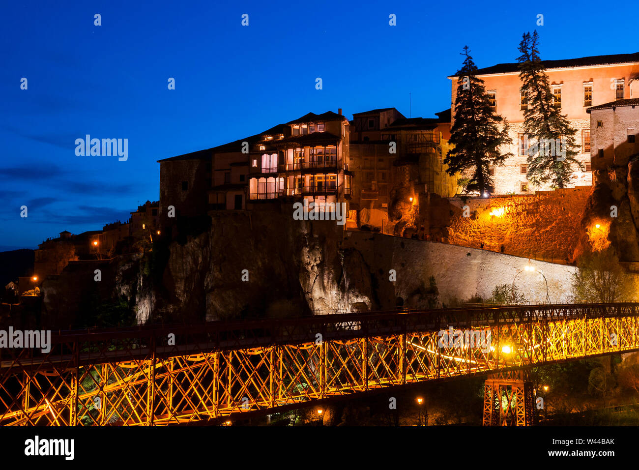 Casas Colgadas y Puente de San Pablo de Noche. Ciudad de Cuenca. Castilla La Mancha. España Stockfoto