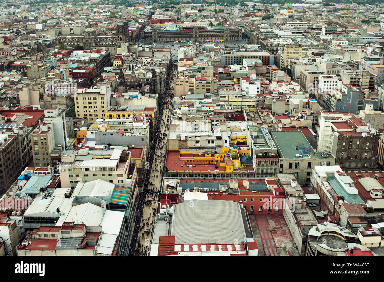 Luftaufnahme von Mexico City von Torre Latino mit 'Francisco I. Madero 'Avenue auf dem Zocalo. Horizontale Stadtbild von Cdmx, Mexiko. Mai 2019 Stockfoto
