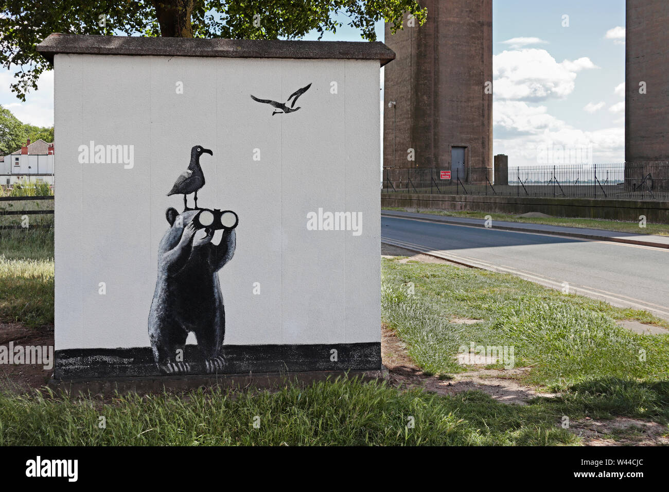 Ein Versorgungsunternehmen Kiosk auf der Hessle Vorland an der Seite des Humber Rescue Bootshaus mit einem Bären und Möwen auf der Seite gemalt aussehen. Stockfoto