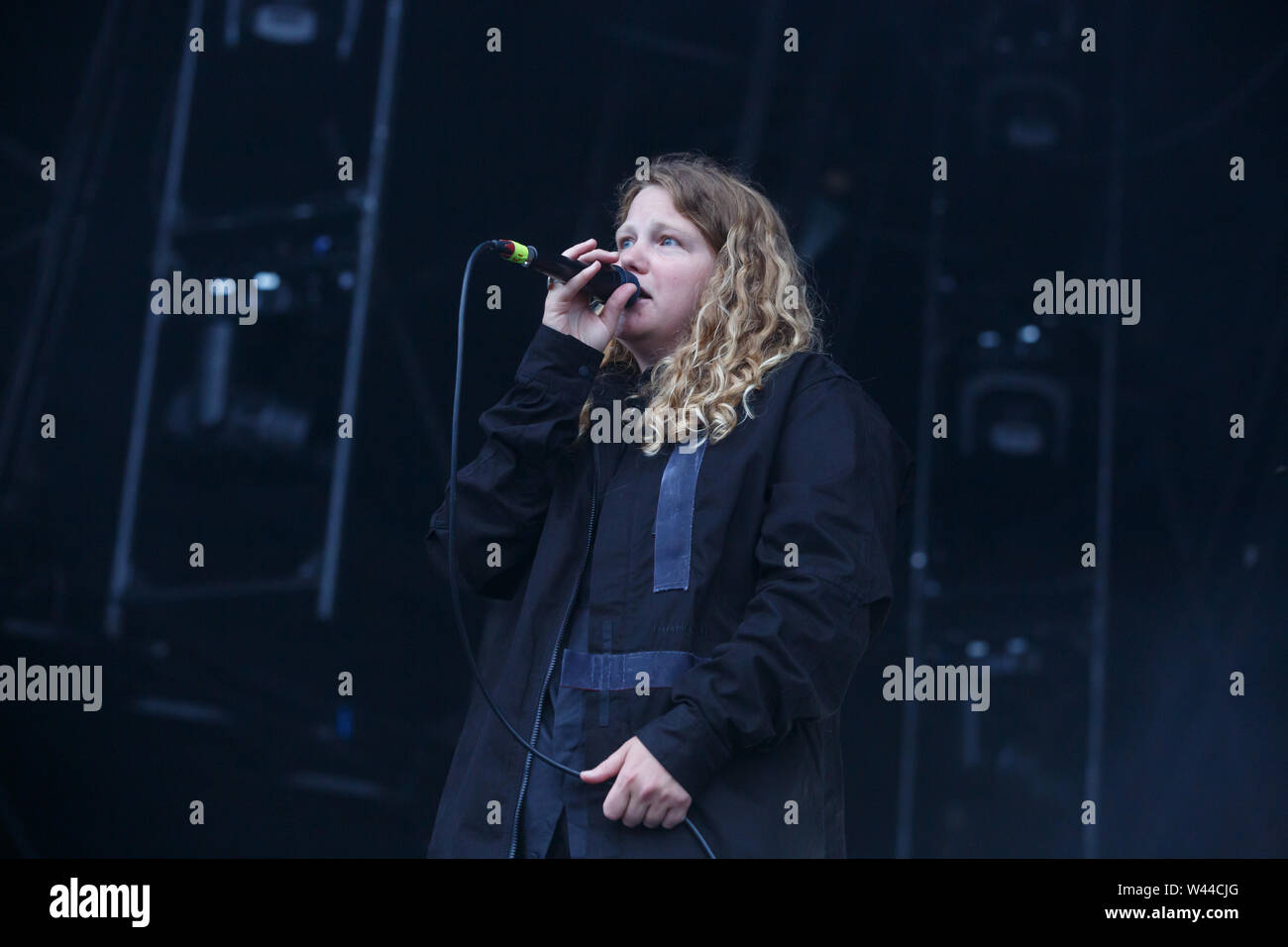 Jodrell Bank, Cheshire. 19 Juli, 2019. Kate Tempest führt live auf der großen Bühne an Bluedot Festival 2019 im Schatten der Lovell Telescope statt. Stockfoto