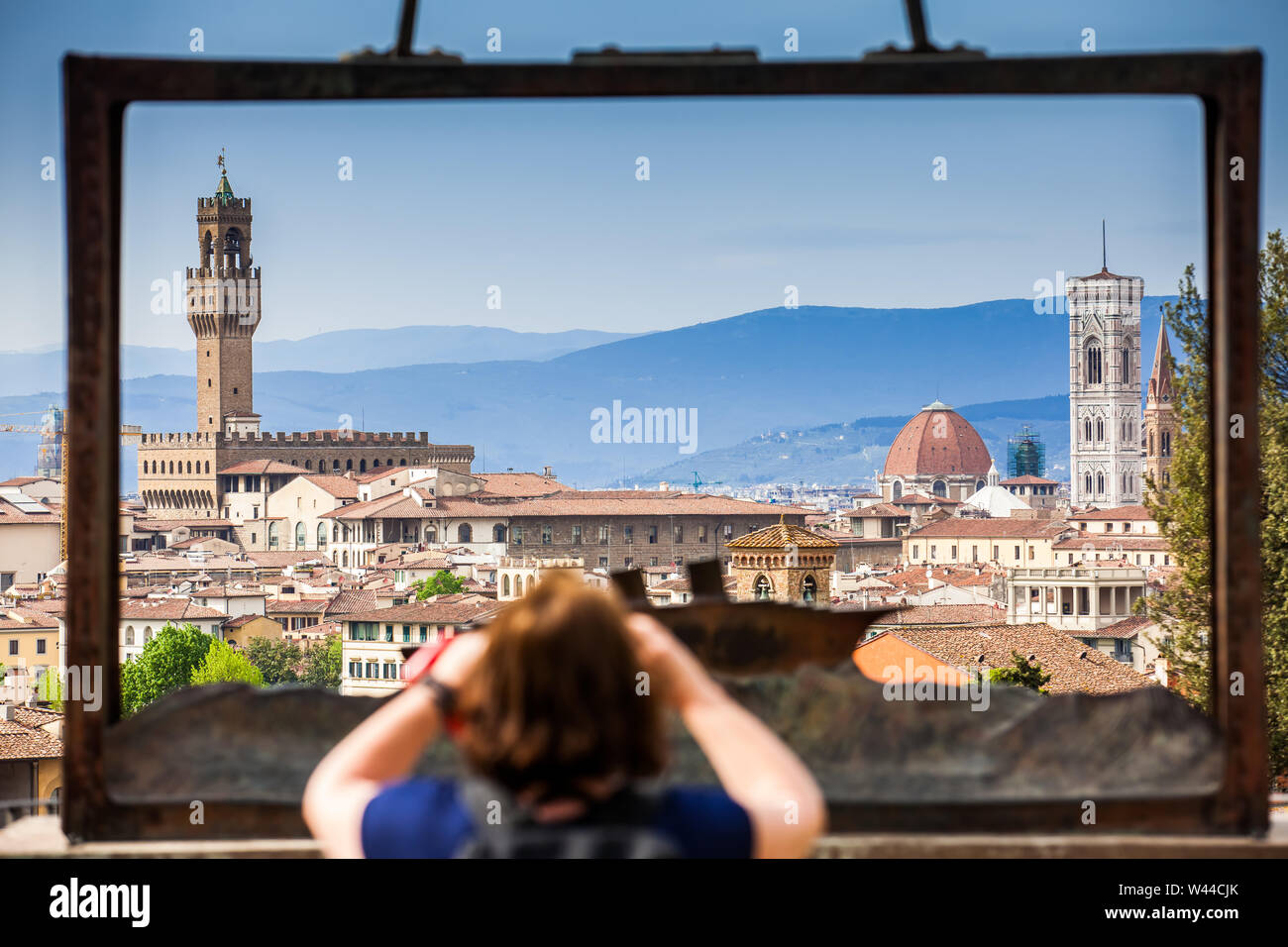 Florenz, Italien - April, 2018: Tourist, der ein Bild von der wunderschönen Stadt Florenz durch die Jean-Michel Folon Skulptur genannt Index l gesehen Stockfoto