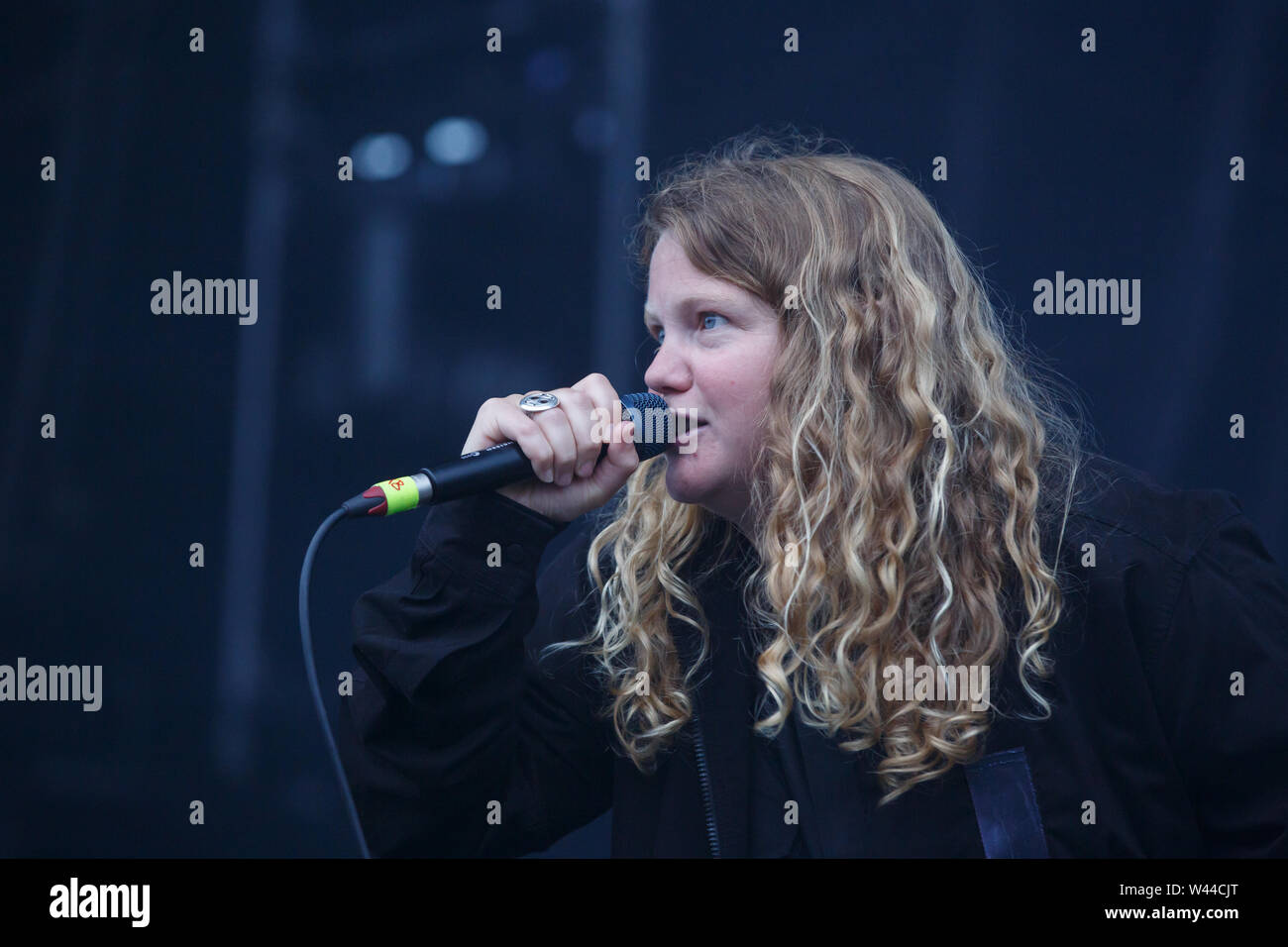 Jodrell Bank, Cheshire. 19 Juli, 2019. Kate Tempest führt live auf der großen Bühne an Bluedot Festival 2019 im Schatten der Lovell Telescope statt. Stockfoto