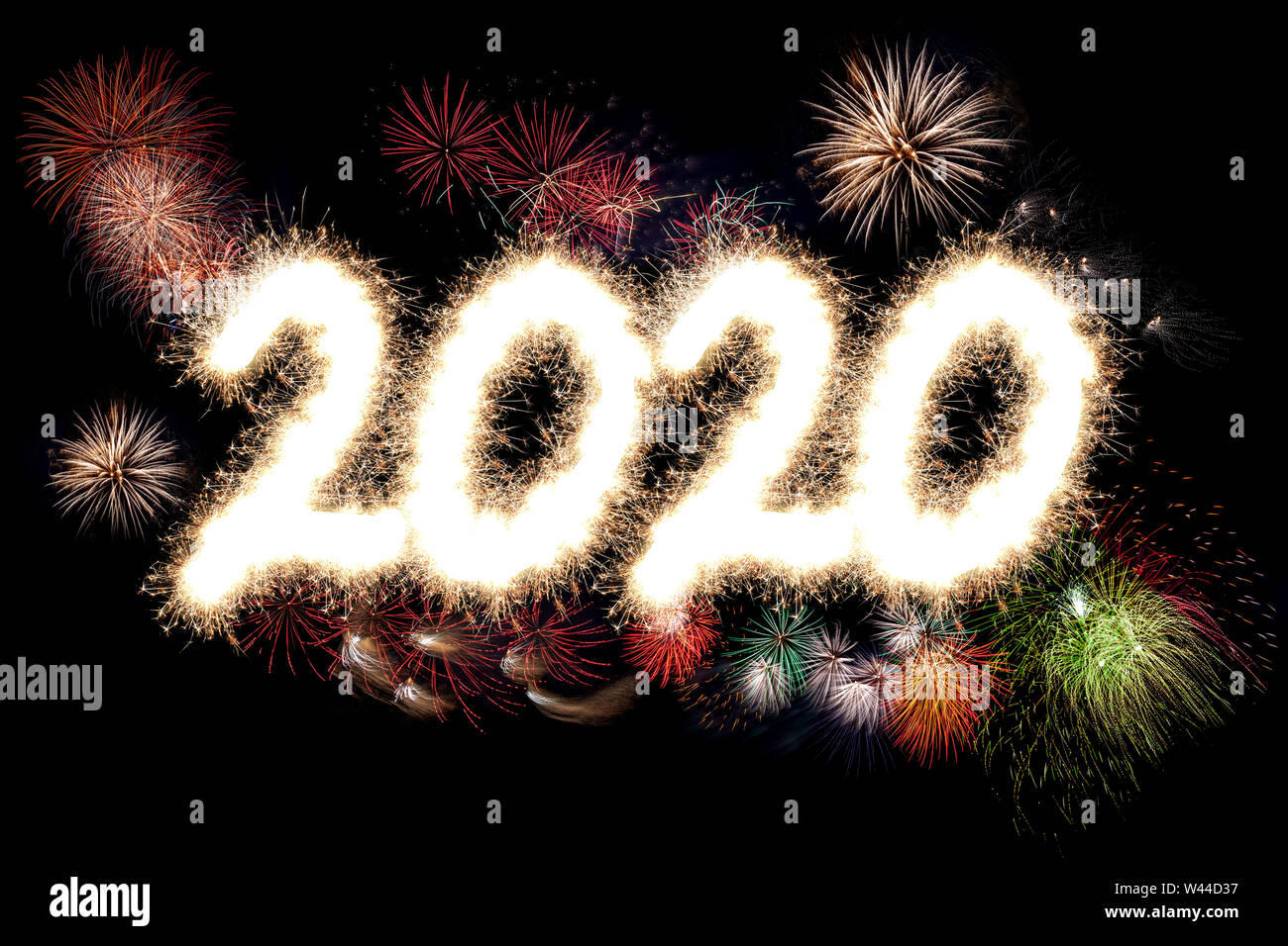 Frohes Neues Jahr Feuerwerk mit dem Jahr 2020 beleuchtet in glühenden funkelt und Licht und Pyrotechnik. Stockfoto