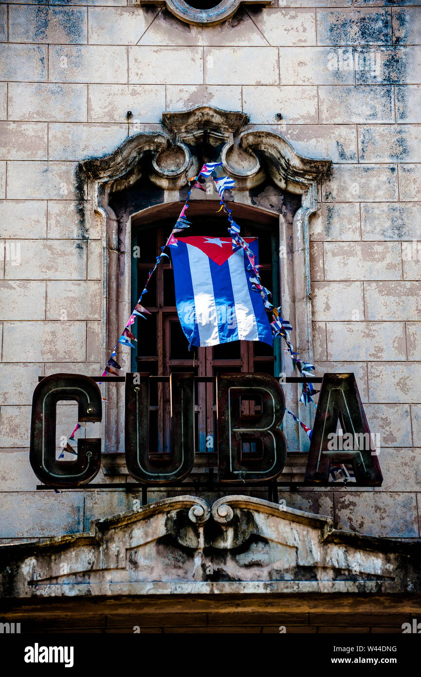 Kubanische Flagge weht im Wind vor einem alten kubanischen Theater in Havanna, Kuba Stockfoto