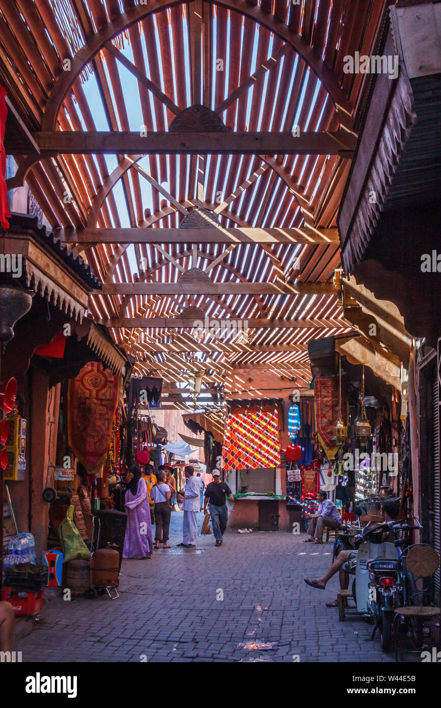 Marrakesch, Marokko - 7. September 2010: eine Straße im Souk. Die Straße wird als Schutz vor der Sonne abgedeckt. Stockfoto