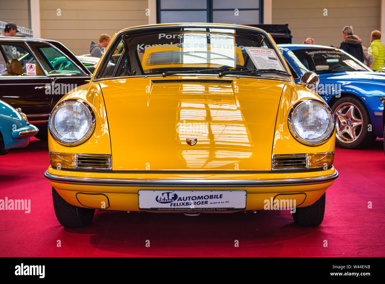 FRIEDRICHSHAFEN - Mai 2019: gelbe PORSCHE 912 SWB 911 964 CARRERA 1965 coupé Motorworld Klassiker am Bodensee am 11. Mai 2019 in Friedrichshafen, Germ Stockfoto