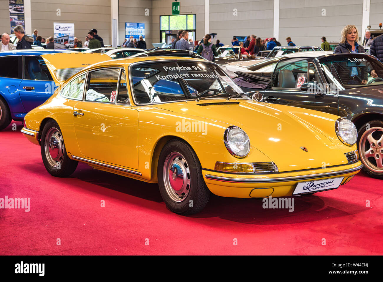 FRIEDRICHSHAFEN - Mai 2019: gelbe PORSCHE 912 SWB 911 964 CARRERA 1965 coupé Motorworld Klassiker am Bodensee am 11. Mai 2019 in Friedrichshafen, Germ Stockfoto