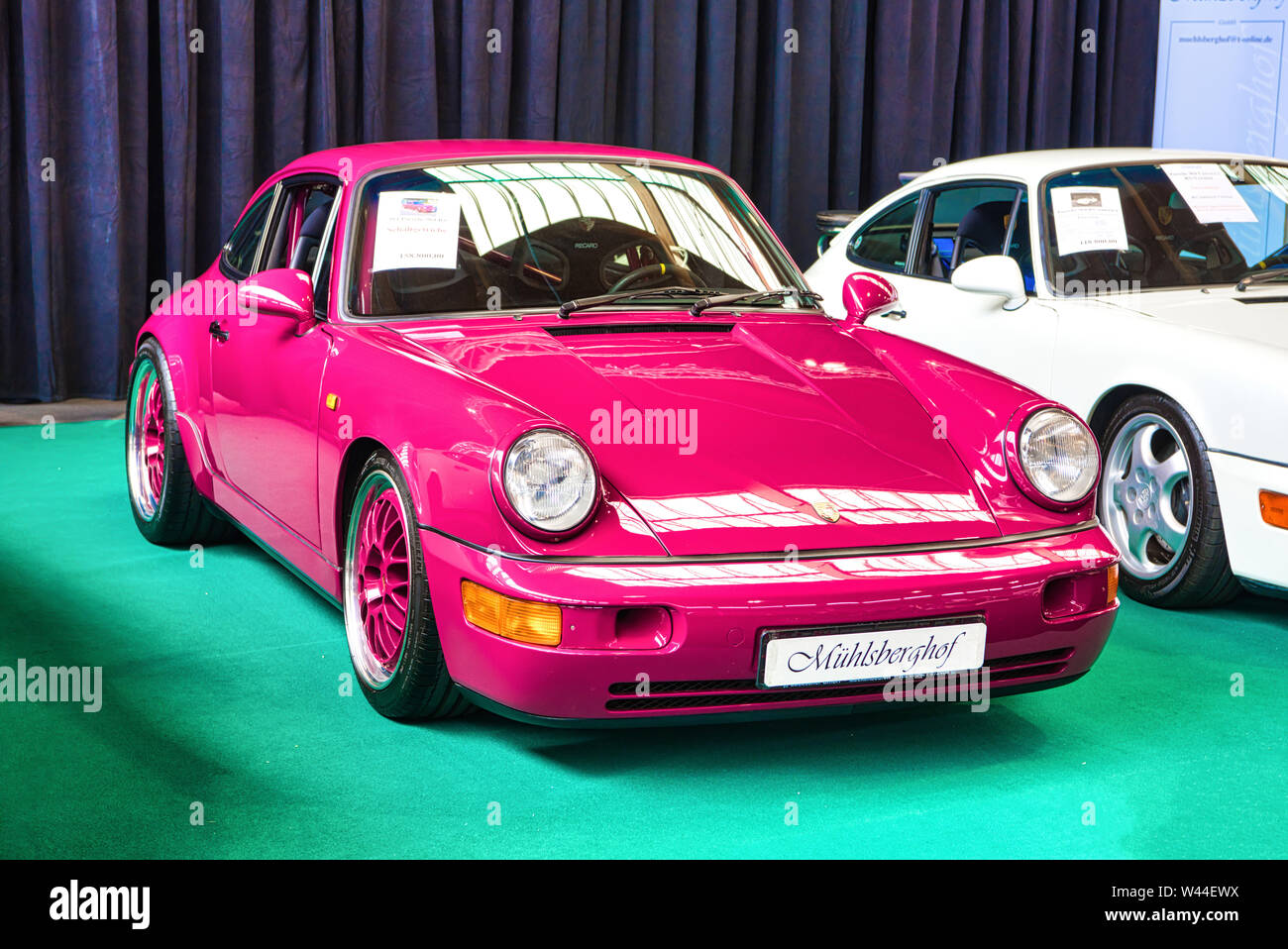 FRIEDRICHSHAFEN - Mai 2019: rosa PORSCHE 911 964 RS CARRERA 1992 coupé Motorworld Klassiker am Bodensee am 11. Mai 2019 in Friedrichshafen. Stockfoto