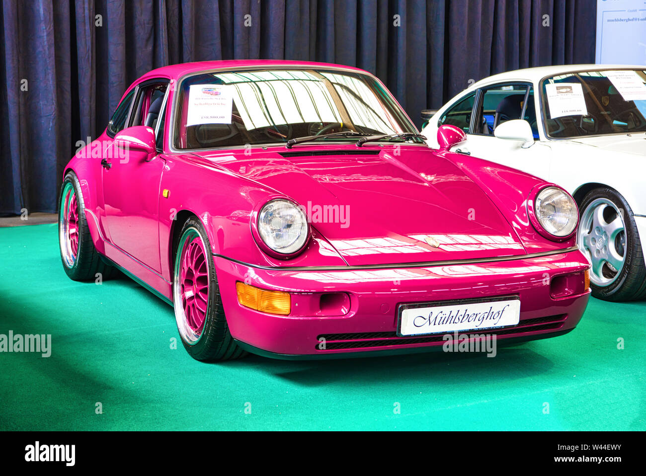 FRIEDRICHSHAFEN - Mai 2019: rosa PORSCHE 911 964 RS CARRERA 1992 coupé Motorworld Klassiker am Bodensee am 11. Mai 2019 in Friedrichshafen. Stockfoto