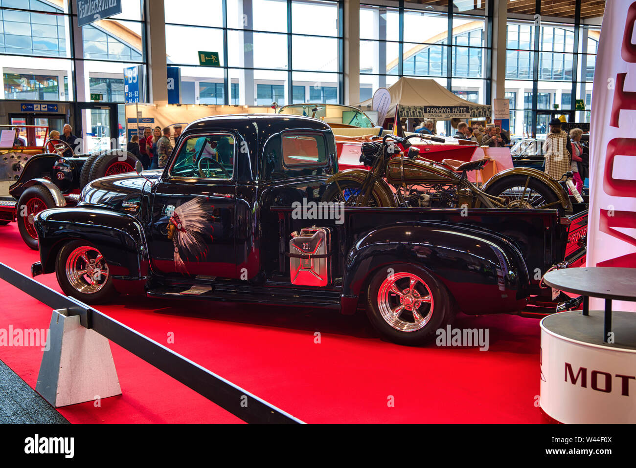 FRIEDRICHSHAFEN - Mai 2019: schwarze Chevrolet 3100 1954 Pick Motorworld Klassiker am Bodensee am 11. Mai 2019 in Friedrichshafen. Stockfoto