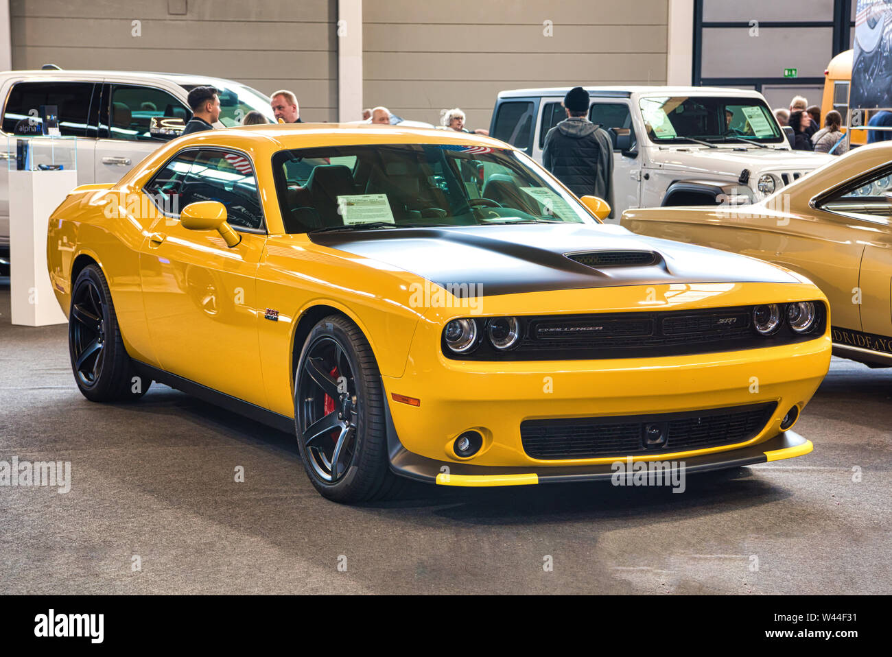 Friedrichshafen Mai 2019 Gelb Schwarz Dodge Challenger Srt 8 2008 Bei Motorworld Klassiker Bodensee Am 11 Mai 2019 In Friedrichshafen Stockfotografie Alamy