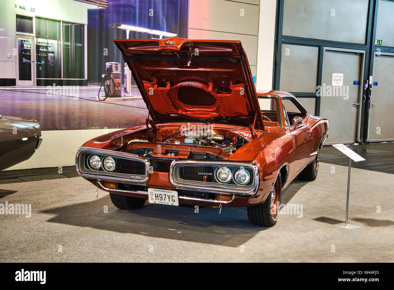 FRIEDRICHSHAFEN - Mai 2019: rot orange DODGE SUPER BEE 1970 an motorworld Klassiker Bodensee am 11. Mai 2019 in Friedrichshafen. Stockfoto