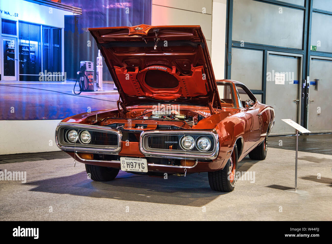 FRIEDRICHSHAFEN - Mai 2019: rot orange DODGE SUPER BEE 1970 an motorworld Klassiker Bodensee am 11. Mai 2019 in Friedrichshafen. Stockfoto