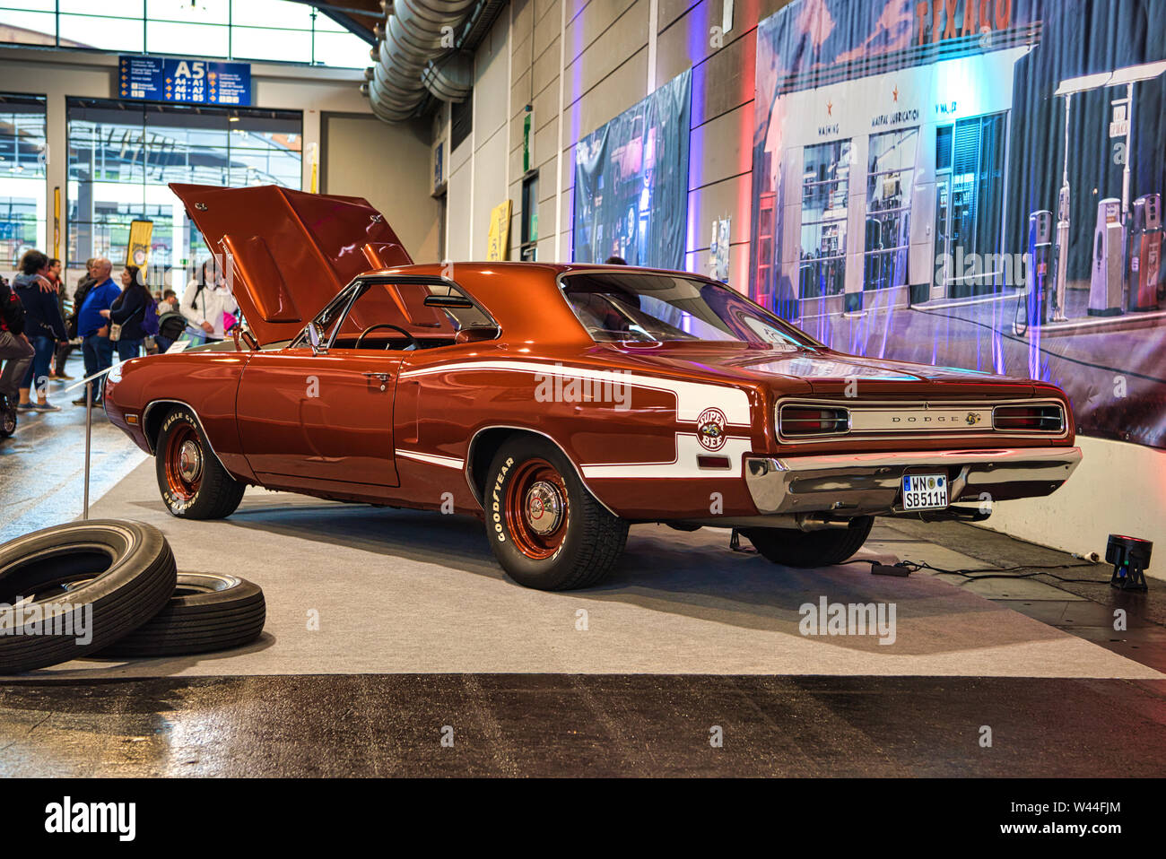 FRIEDRICHSHAFEN - Mai 2019: rot orange DODGE SUPER BEE 1970 an motorworld Klassiker Bodensee am 11. Mai 2019 in Friedrichshafen. Stockfoto