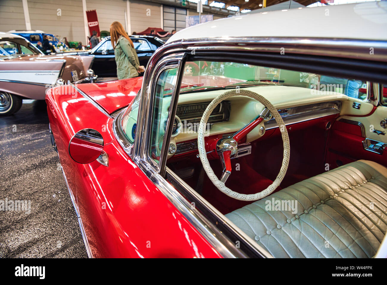 FRIEDRICHSHAFEN - Mai 2019: weiße Lederausstattung von CADILLAC DE VILLE 1959 coupé Motorworld Klassiker am Bodensee am 11. Mai 2019 in Friedrichshafen Stockfoto