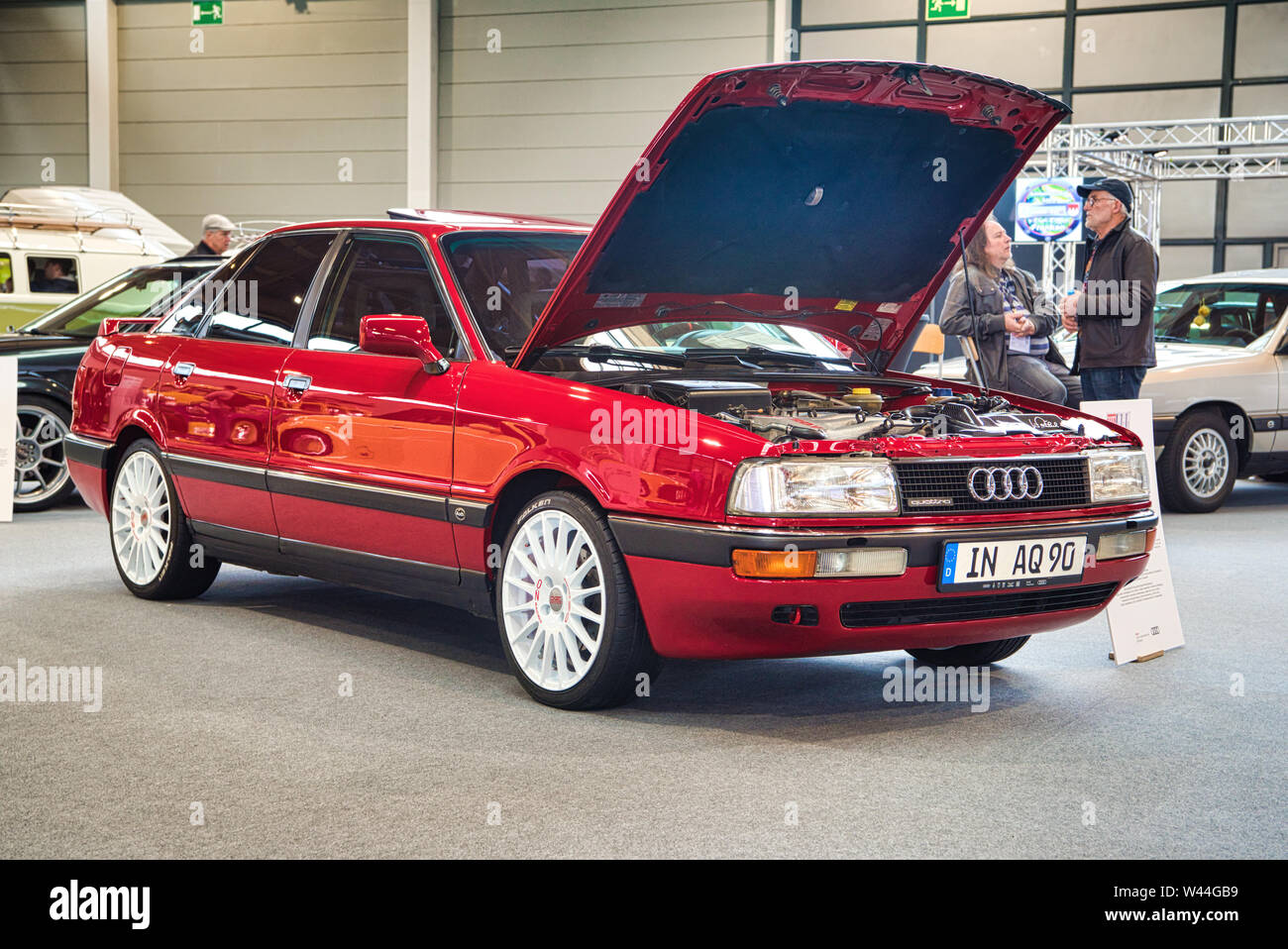 FRIEDRICHSHAFEN - Mai 2019: roter Audi 90 Quattro 20V TYP 89 1988 Limousine Motorworld Klassiker am Bodensee am 11. Mai 2019 in Friedrichshafen. Stockfoto