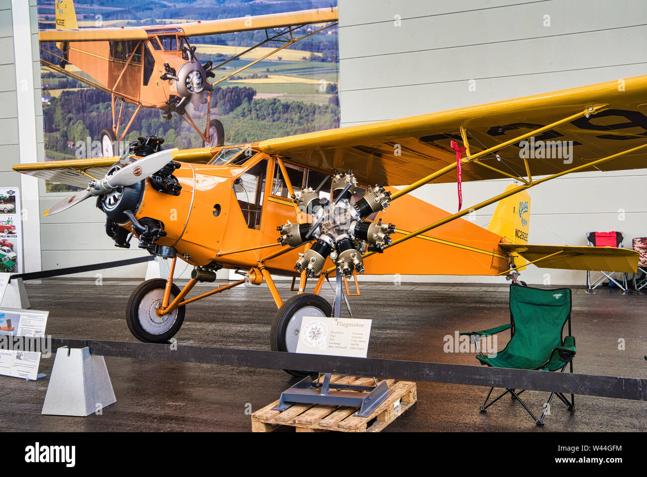 FRIEDRICHSHAFEN - Mai 2019: orange Ebene CURTISS ROBIN J-1 1929 Motorworld Klassiker am Bodensee am 11. Mai 2019 in Friedrichshafen. Stockfoto