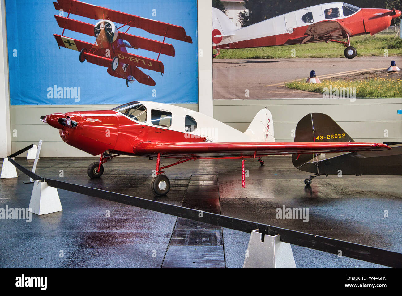 FRIEDRICHSHAFEN - Mai 2019: rote Fläche BELLANCA CRUSAIR SENIOR 1946 Motorworld Klassiker am Bodensee am 11. Mai 2019 in Friedrichshafen. Stockfoto