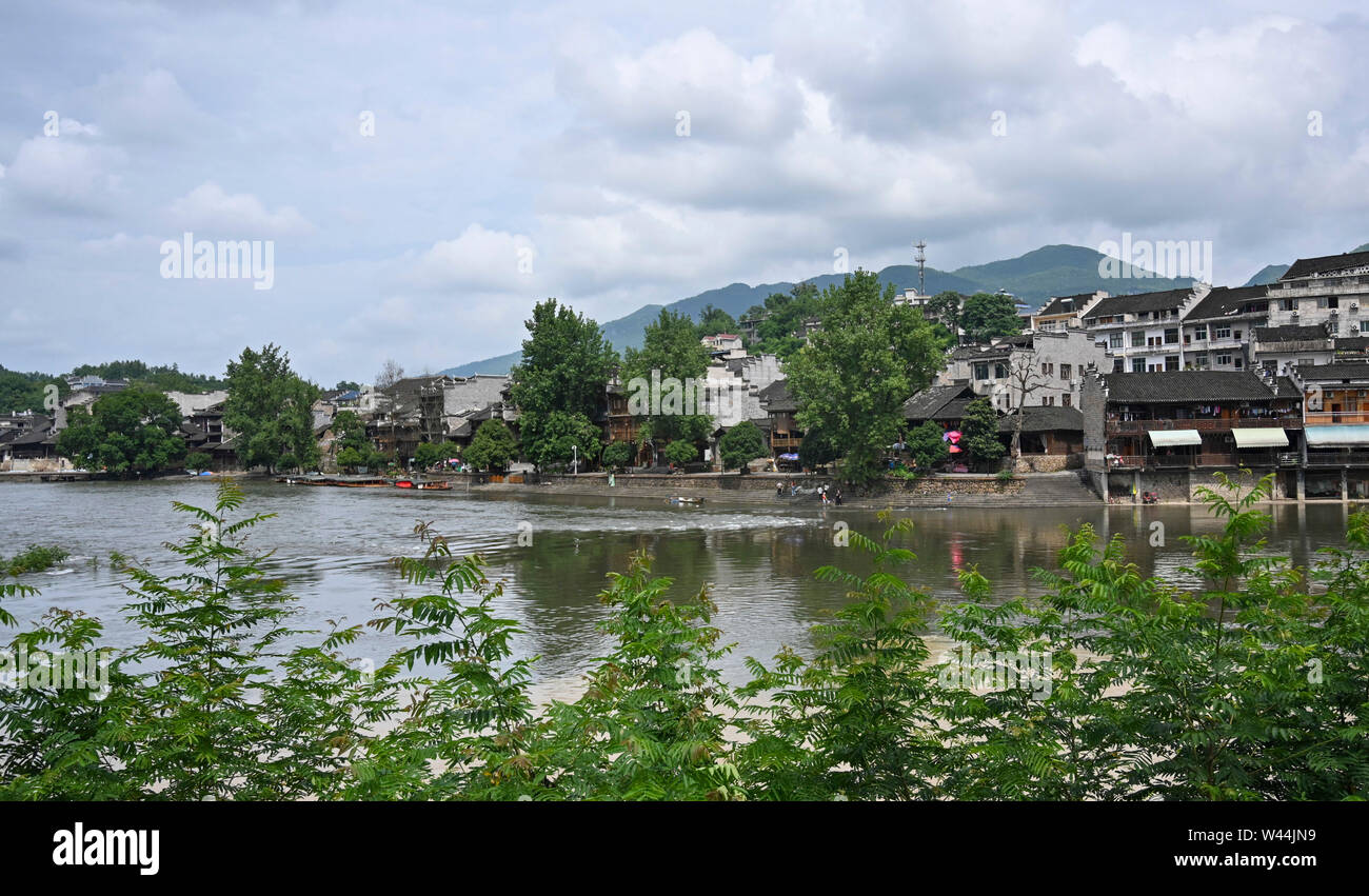 Chongqing. 18 Juli, 2019. Foto am 18. Juli 2019 zeigt die Landschaft des Biancheng Huayuan County, County in der zentralen Provinz Hunan in China übernommen. In der Chinesischen Thema Shen Congwen's Meisterwerk "Border Town', der einfachen ländlichen Lebens in Biancheng (Chadong) und Hongan Townships sind durch die tragische Liebesgeschichte einer jungen Frau Cuicui dargestellt. Credit: Liu Chan/Xinhua/Alamy leben Nachrichten Stockfoto