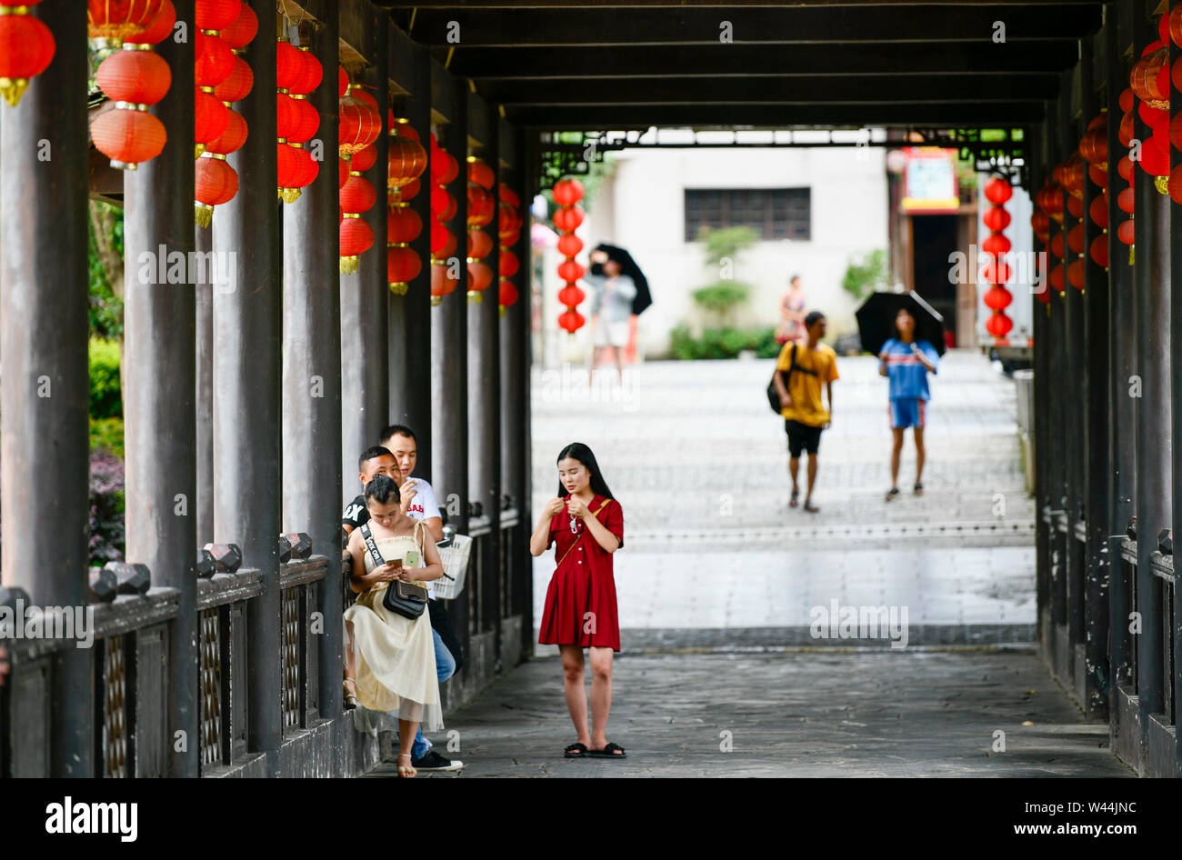 Chongqing, China Chongqing. 18 Juli, 2019. Touristen eine Brücke im Hongan County, im Südwesten von China Chongqing, 18. Juli 2019. In der Chinesischen Thema Shen Congwen's Meisterwerk "Border Town', der einfachen ländlichen Lebens in Biancheng (Chadong) und Hongan Townships sind durch die tragische Liebesgeschichte einer jungen Frau Cuicui dargestellt. Credit: Liu Chan/Xinhua/Alamy leben Nachrichten Stockfoto