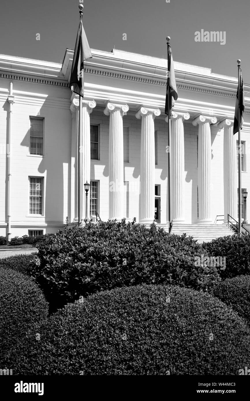Der Blick auf den historischen Alabama State Capitol Building mit Fahnen und Landschaftsgestaltung in Montgomery, AL, USA, in Schwarz und Weiß Stockfoto