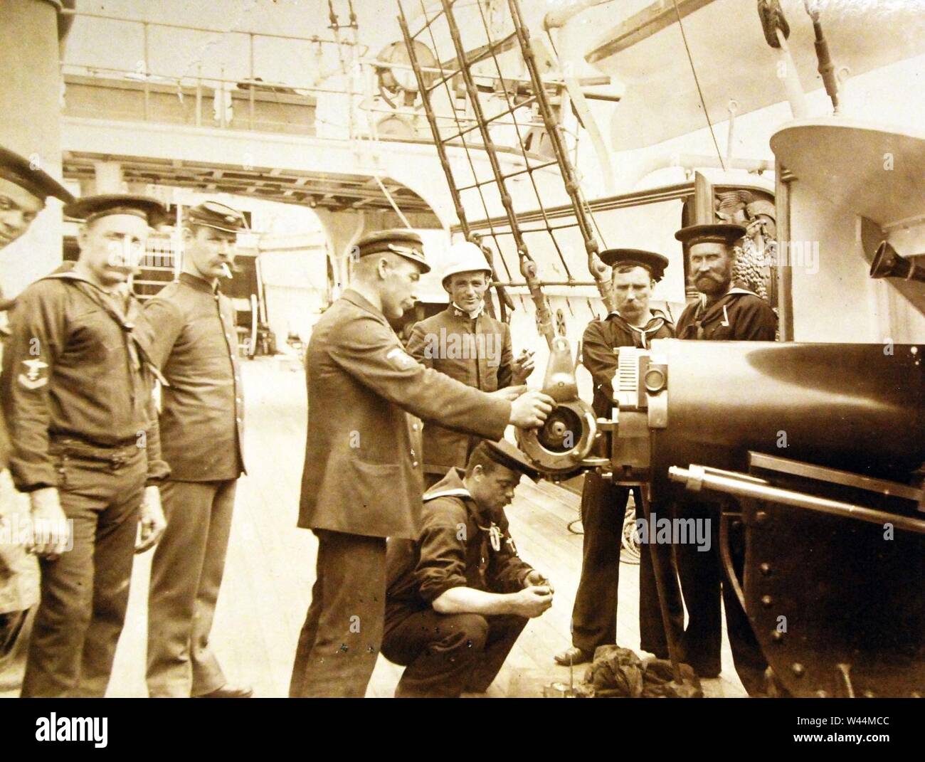 6. Reinigung ‥ 9D Waffe an Bord der USS San Francisco (C-5) (25969231701). Stockfoto